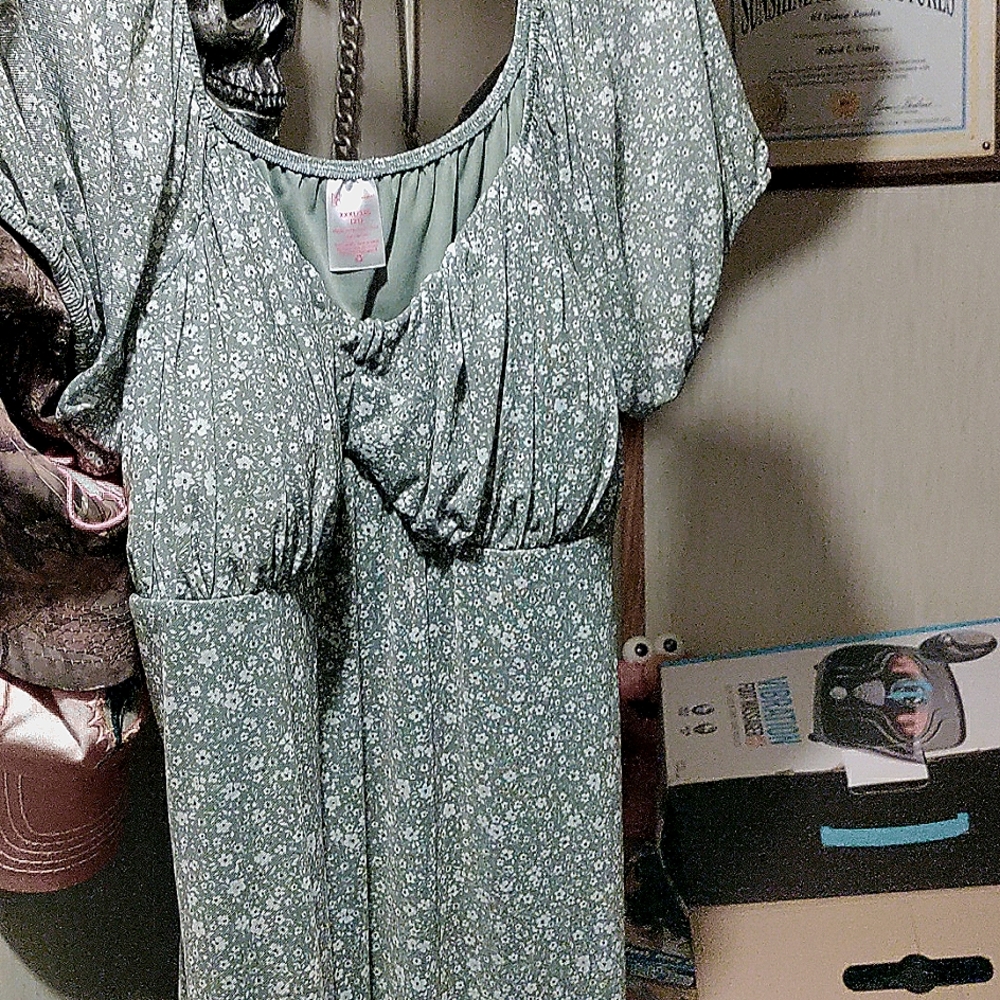 Light weight summer dress worn once it's a beautiful color of green